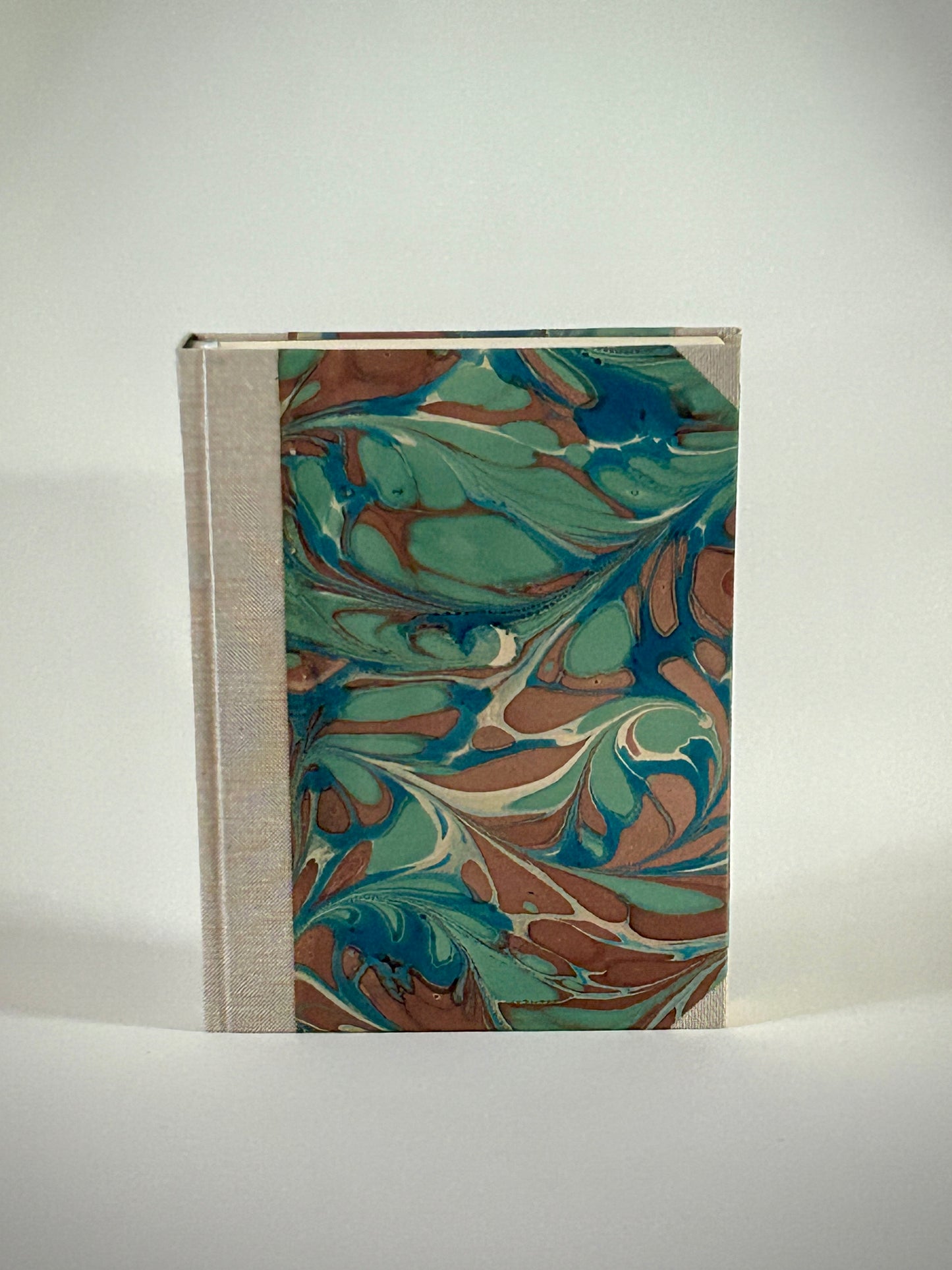 Håndindbunden notesbog - turkis, blå, terracotta